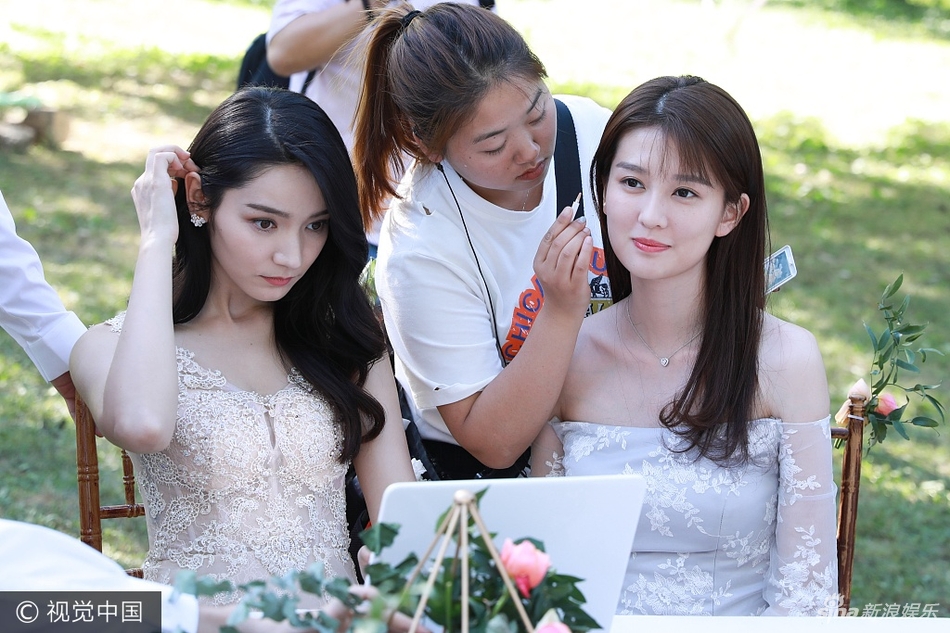 乔欣补妆貌美肤白 靠闺蜜肩撒娇