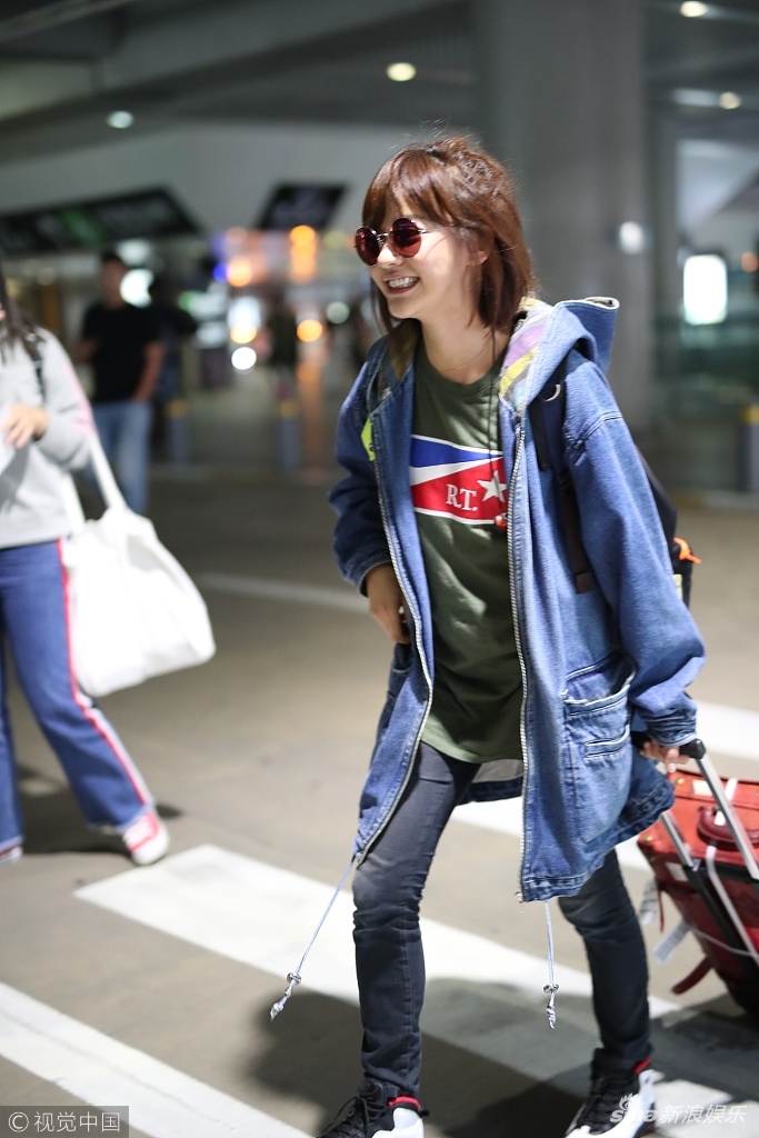 陈意涵戴兜帽露元气笑容超可爱