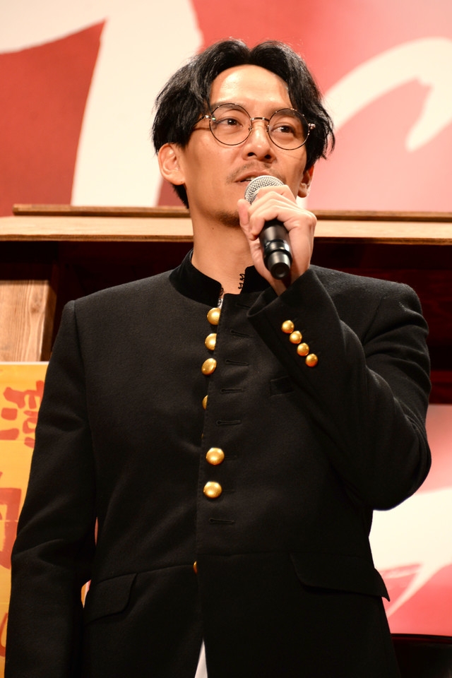 张震黑衣黑裤脚踏白球鞋简约帅气,梳中分发型戴眼镜儒雅十足