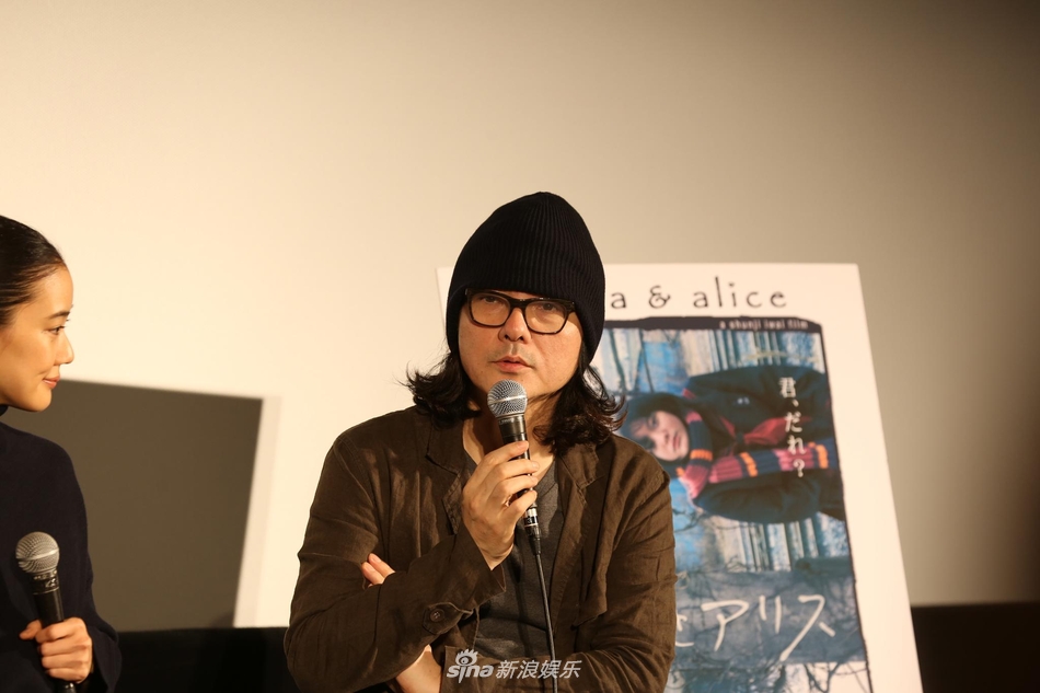 组图:花与爱丽丝合体 苍井优被岩井俊二拥抱大笑开怀_高清图集_新浪网