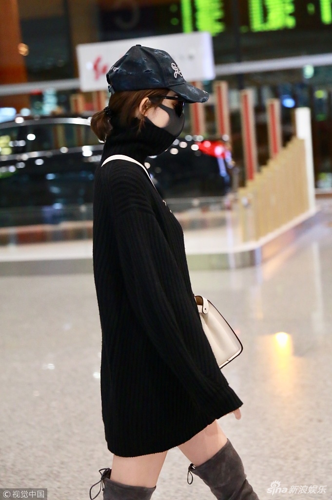 娜扎凌晨现身机场,戴口罩墨镜变"蒙面侠" ,不惧严寒玩下衣失踪秀美腿