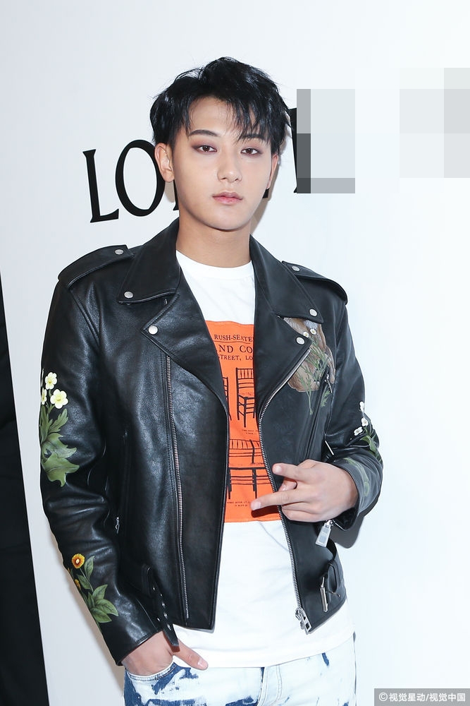 黄子韬北京捞金玩快闪 穿黑色皮衣现身比v卖萌