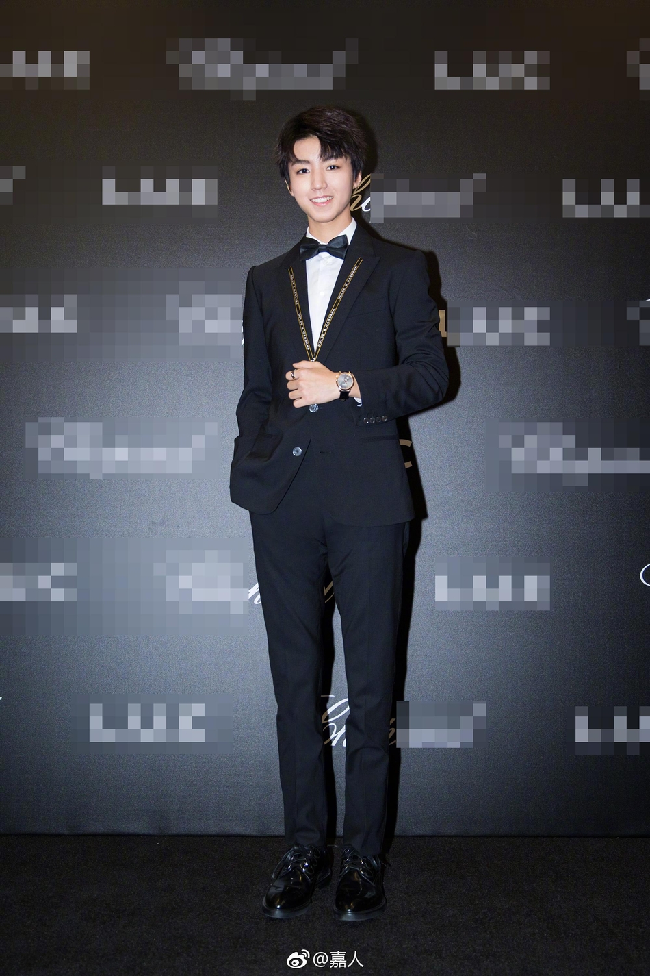 王俊凯西服加身变贵公子 烛光下展现精致侧颜