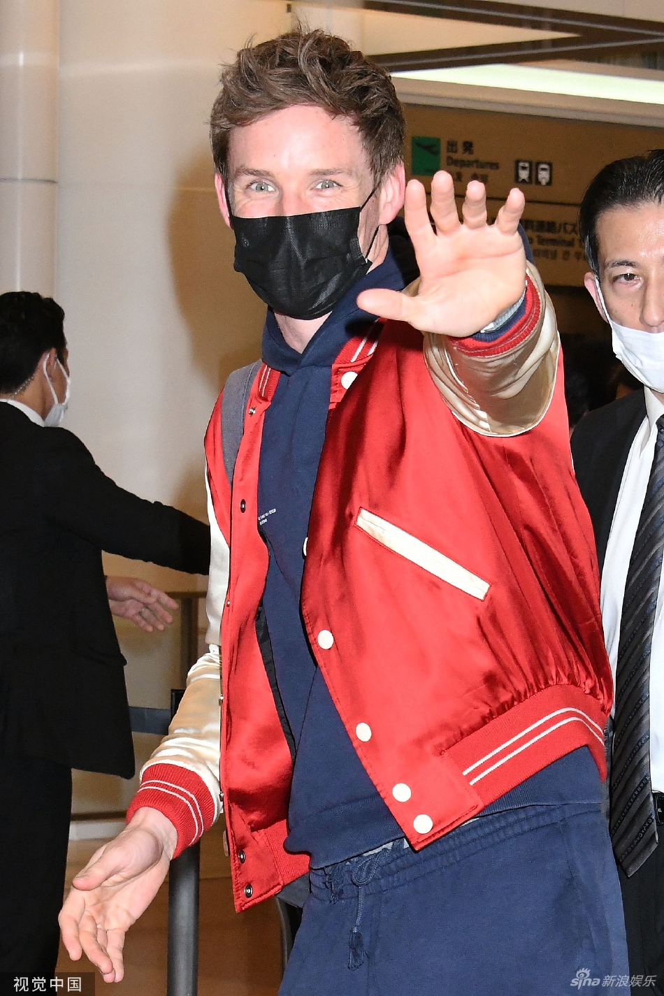 组图：“小雀斑”赴日宣传《神奇动物3》与粉丝招手致意活力十足第1张图片