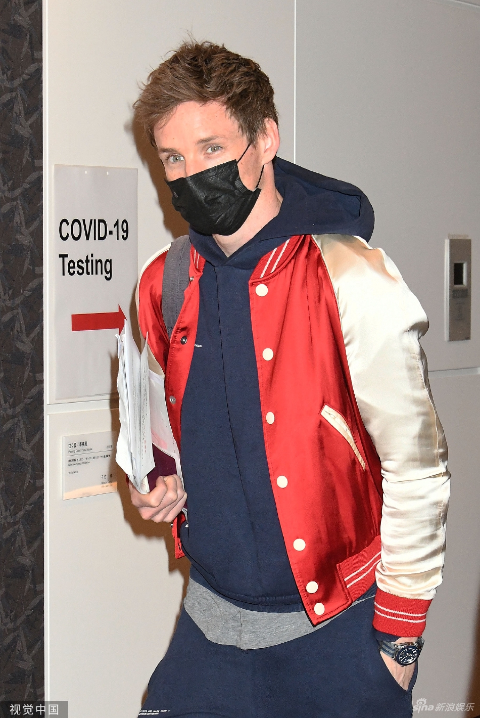 组图：“小雀斑”赴日宣传《神奇动物3》与粉丝招手致意活力十足第2张图片