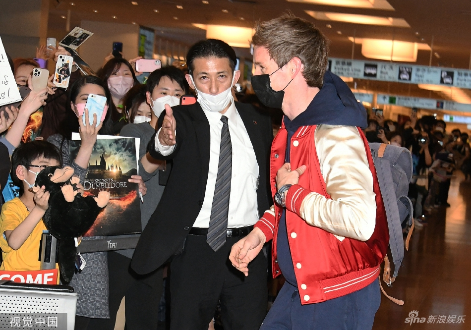 组图：“小雀斑”赴日宣传《神奇动物3》与粉丝招手致意活力十足第3张图片