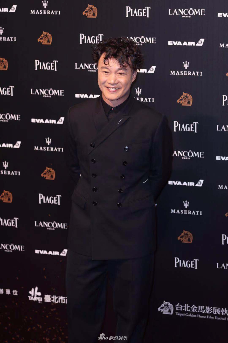 组图:陈奕迅着双排纽扣全黑西装亮相 时尚帅气开怀大笑