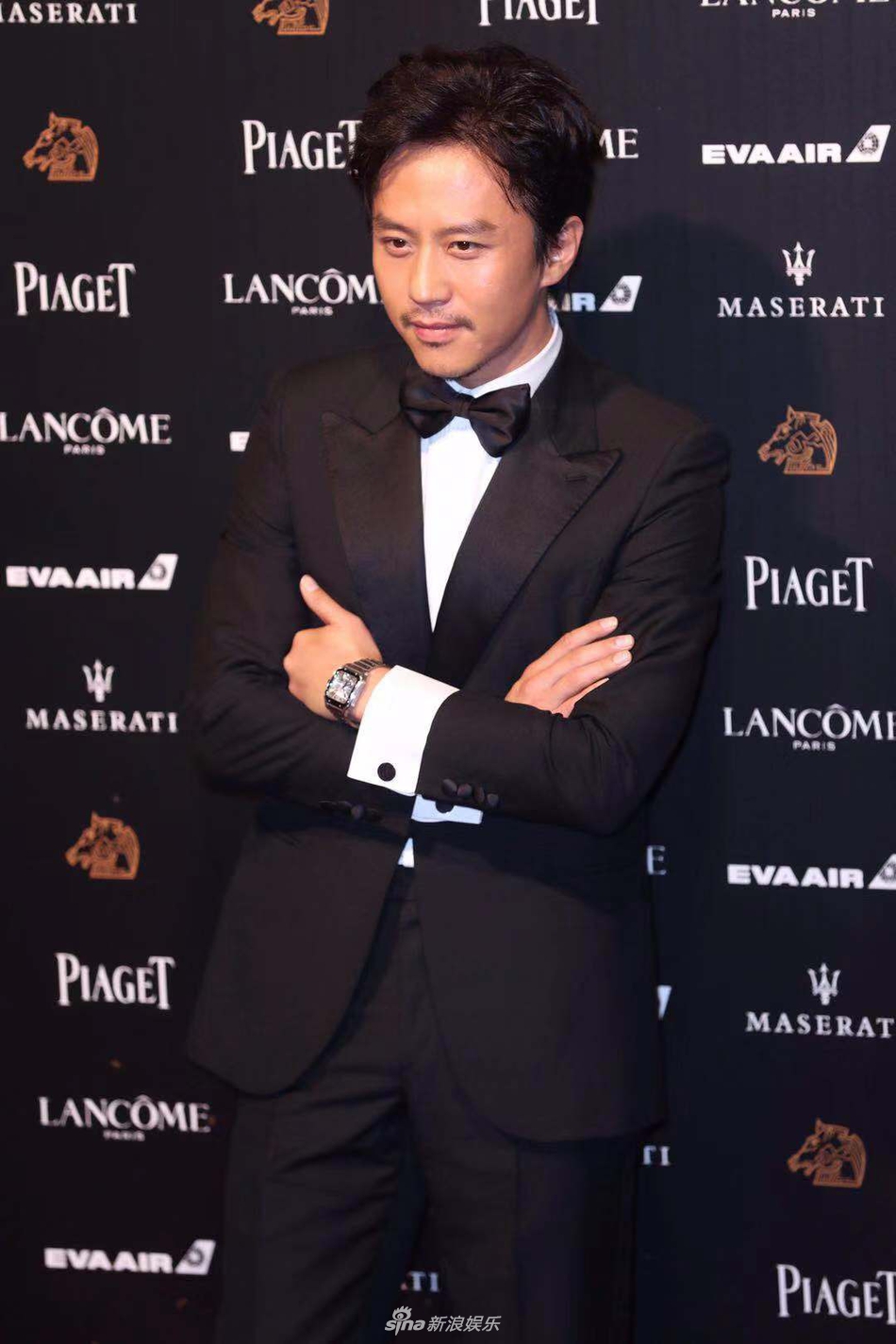 组图:邓超着黑色西装亮相红毯 凭《影》角逐最佳男主角_高清图集_新浪