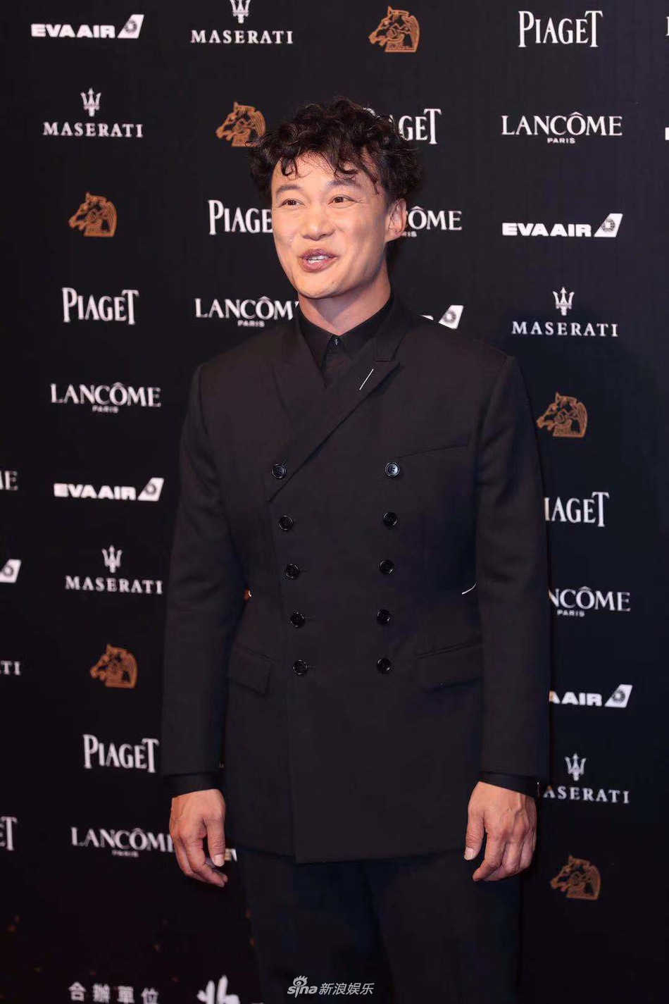 组图:陈奕迅着双排纽扣全黑西装亮相 时尚帅气开怀大笑_高清图集_新浪