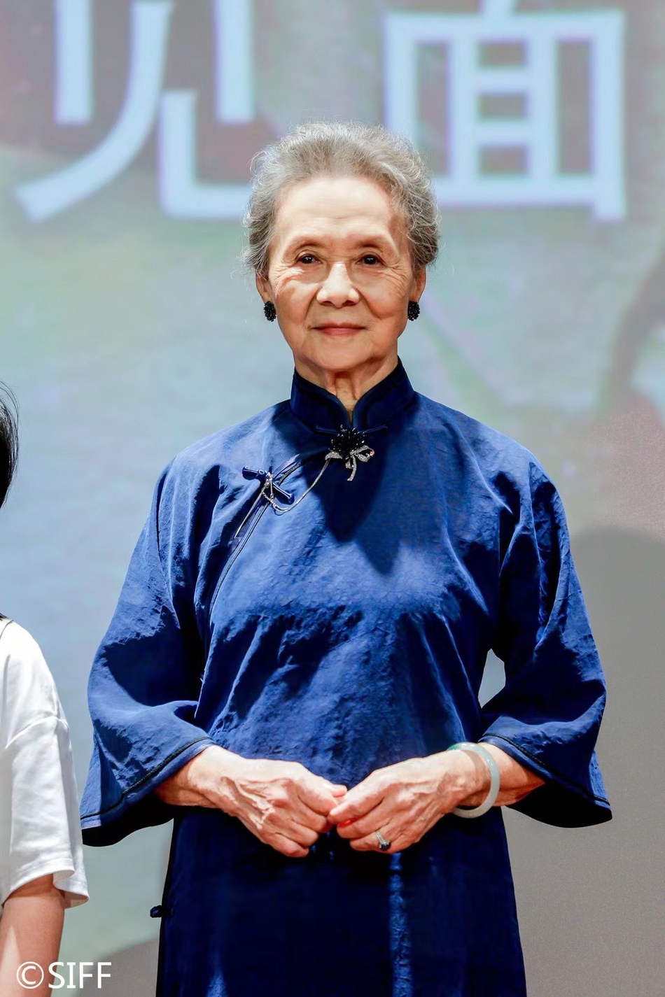 组图:83岁国民奶奶吴彦姝亮相上影节 穿旗袍端庄大气