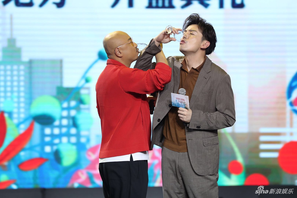 组图:"大头"雷佳音徐峥合体卖萌 佟丽娅清凉现身秀美腿_高清图集_新浪