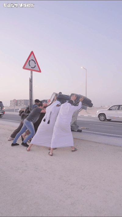 组图：刘畊宏卡塔尔体验沙地越野车 飚速行驶中翻车让人傻眼