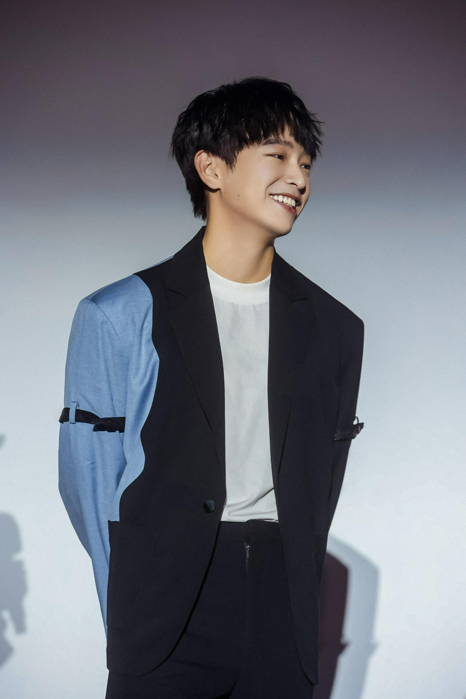 组图:彭昱畅出席first青年电影展活动 黑蓝拼接西装干净清爽