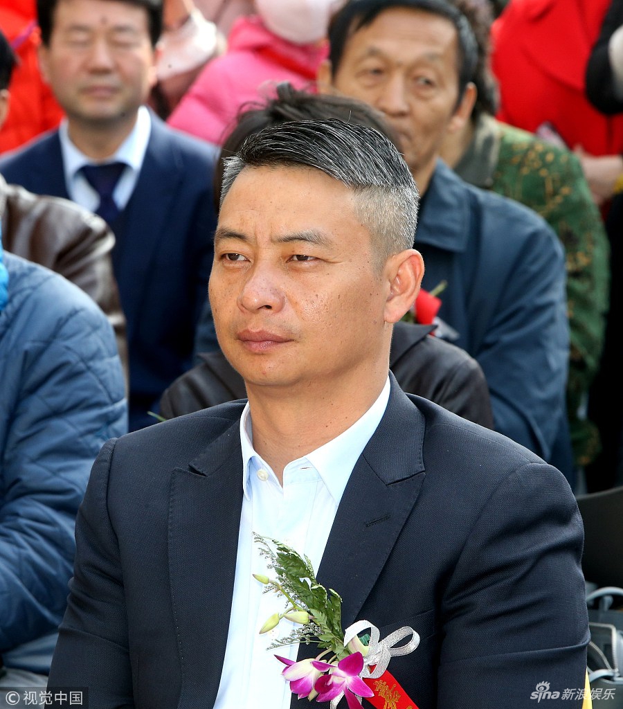 组图:"体操王子"李小双亮相油画展 微露白发神采奕奕