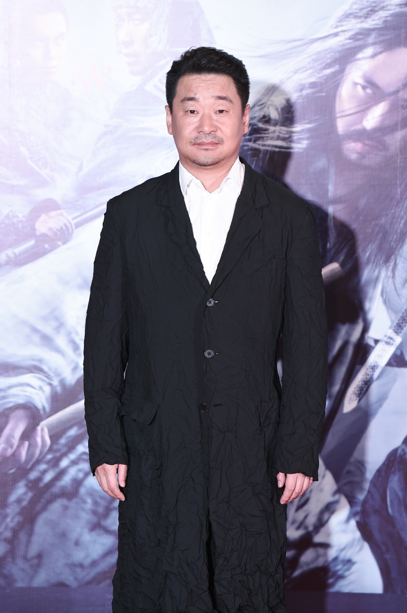 27日,张艺谋《影》在京首映,导演张艺谋携邓超,孙俪,郑恺,胡军,关晓彤