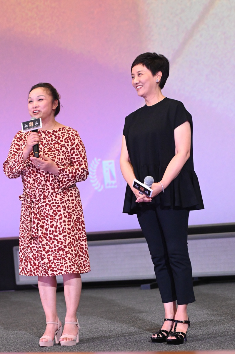 组图活着唱着首映礼监制邓婕干练亮相冯小刚等捧场