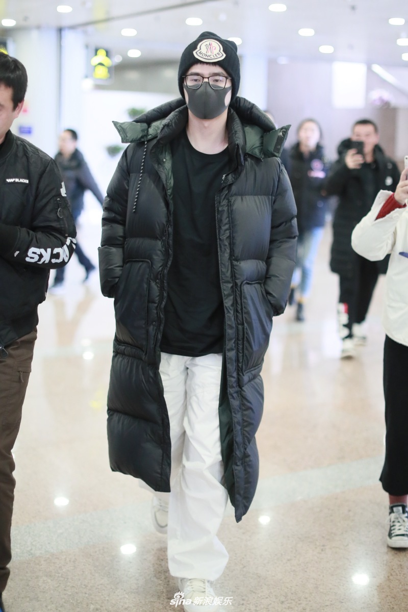 组图:刘昊然戴针织帽包裹严实 穿黑色长款羽绒服似披风超霸气