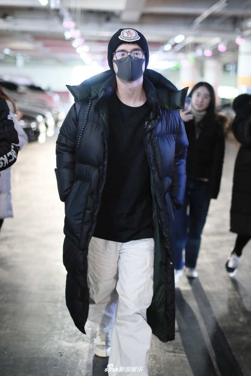 组图:刘昊然戴针织帽包裹严实 穿黑色长款羽绒服似披风超霸气