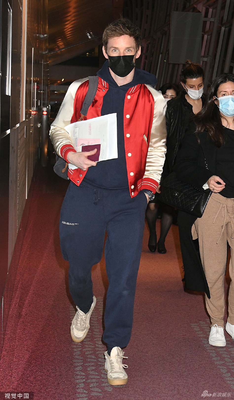 组图：“小雀斑”赴日宣传《神奇动物3》与粉丝招手致意活力十足第4张图片