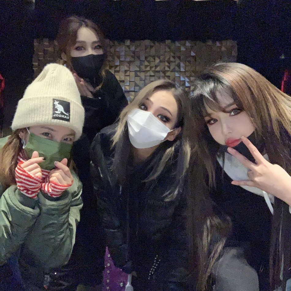 组图：2NE1合体了！四人戴口罩齐聚CL工作室为MINZY庆生