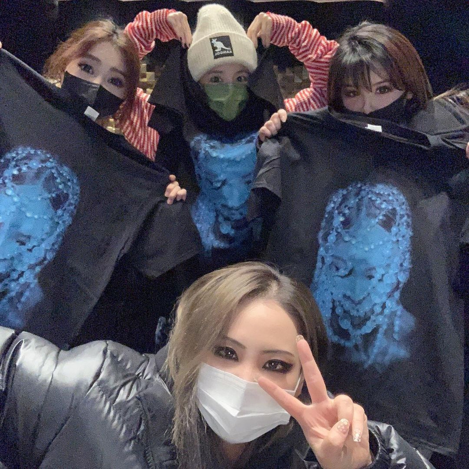 组图：2NE1合体了！四人戴口罩齐聚CL工作室为MINZY庆生