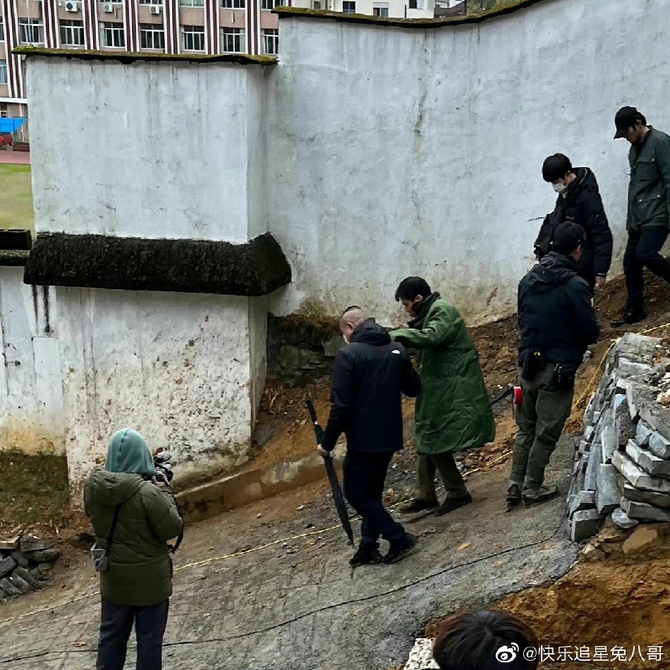 组图：李易峰裹军大衣一路滑下坡新片路透曝光引网友爆笑第2张图片
