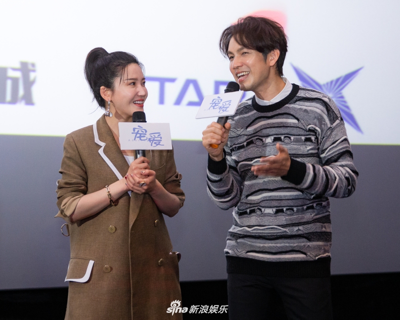 组图:杨子姗扎马尾笑容甜美气质佳 钟汉良学南京话获现场教学