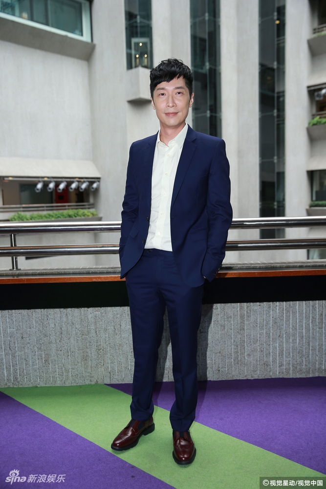 组图:马浚伟吸纳新演员 自称架起眼镜随时徐志摩上身