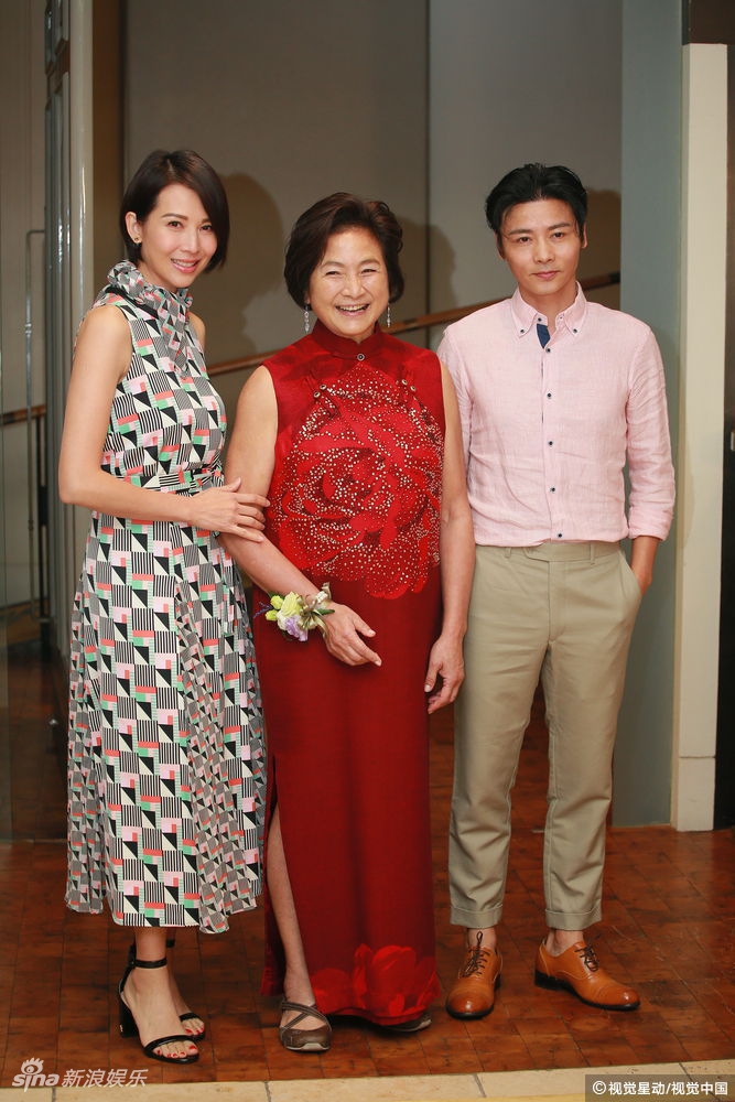 11 / 20 新浪娱乐讯 2月22日,香港,郑佩佩爱女原子鏸与外籍老公mehdi