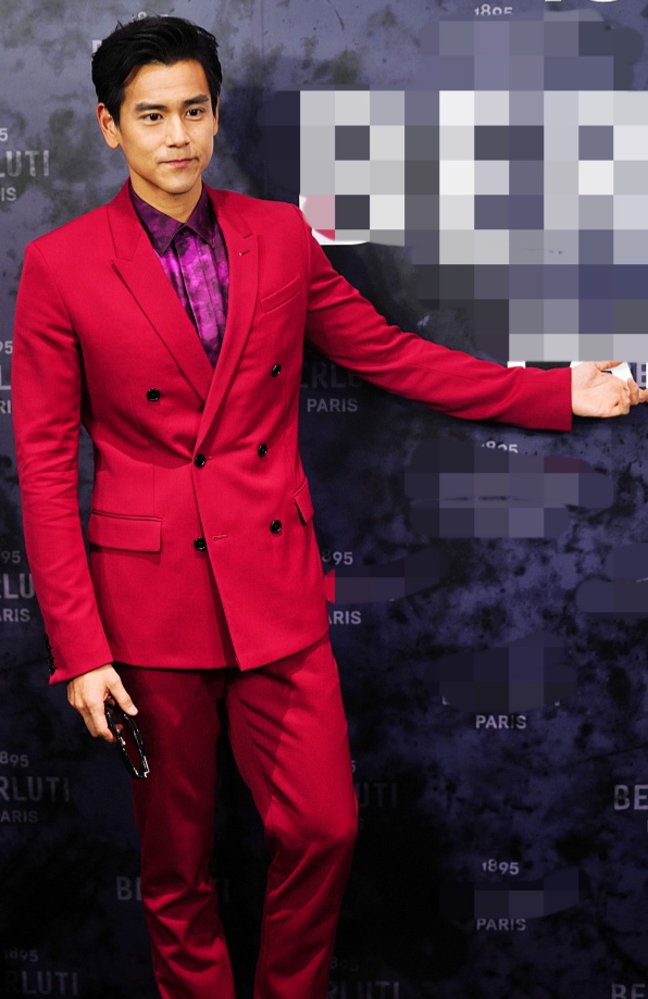 组图:彭于晏一身红色西装帅出新高度 身材健硕挺拔上演笑容杀
