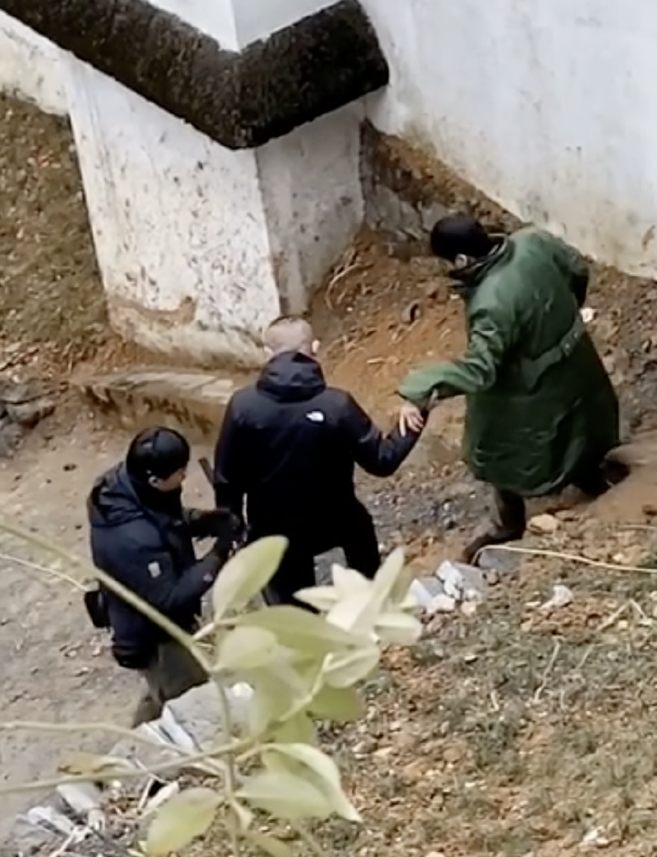 组图：李易峰裹军大衣一路滑下坡新片路透曝光引网友爆笑第3张图片