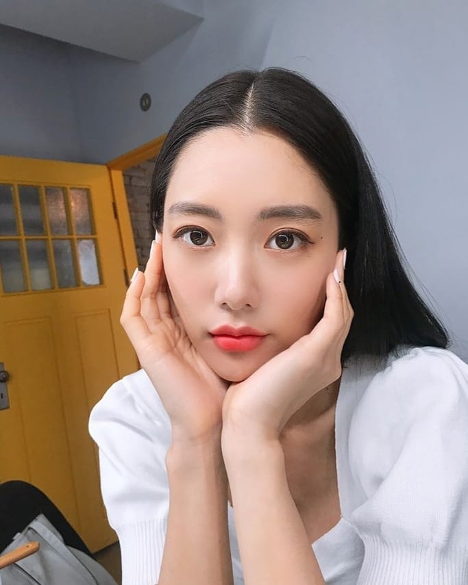 组图韩国女星克拉拉晒性感自拍网赞红衣女郎身材震撼