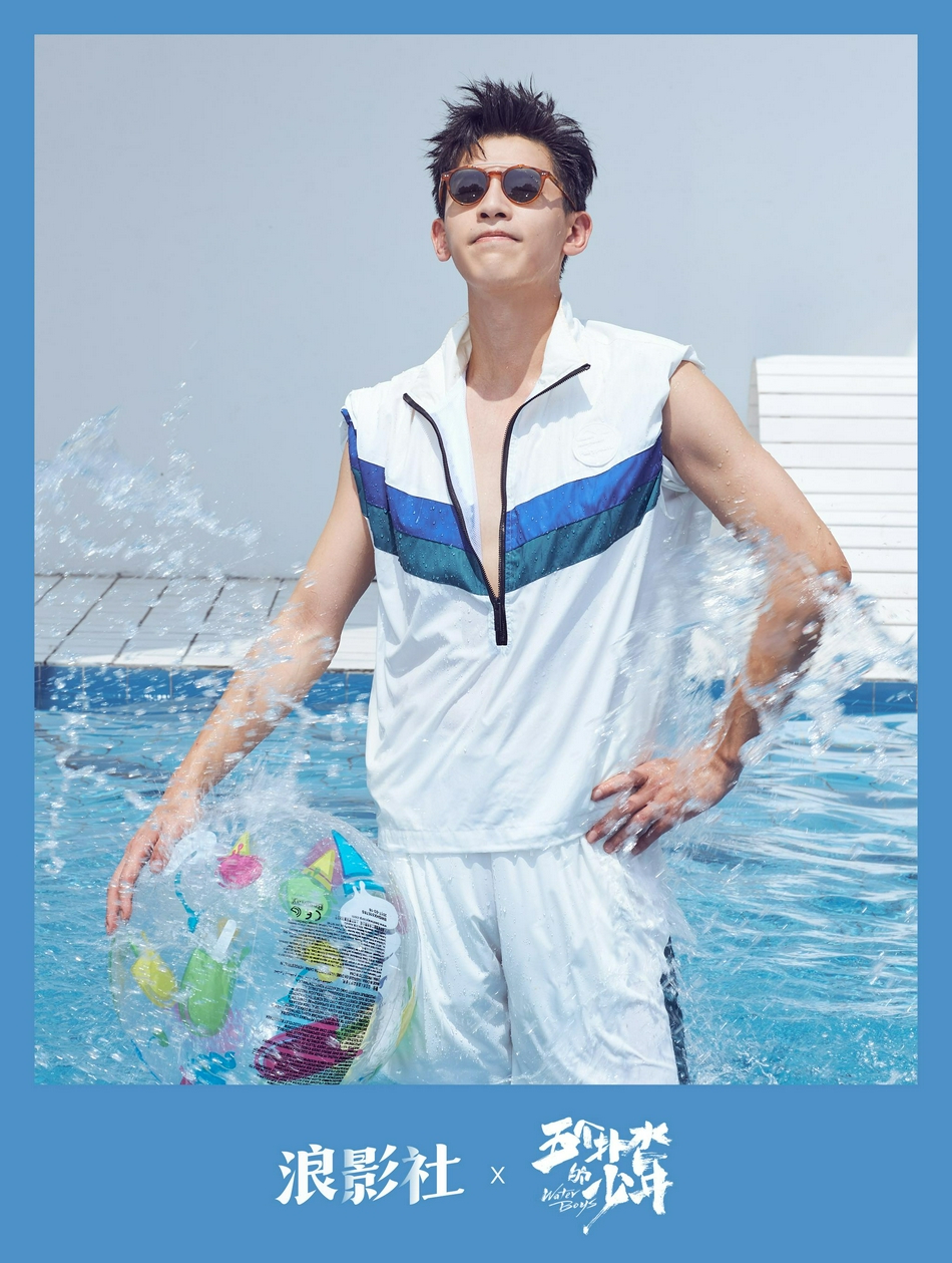 组图:五个扑水的少年曝夏日清凉写真 阳光男孩赤膊上阵画面养眼_高清