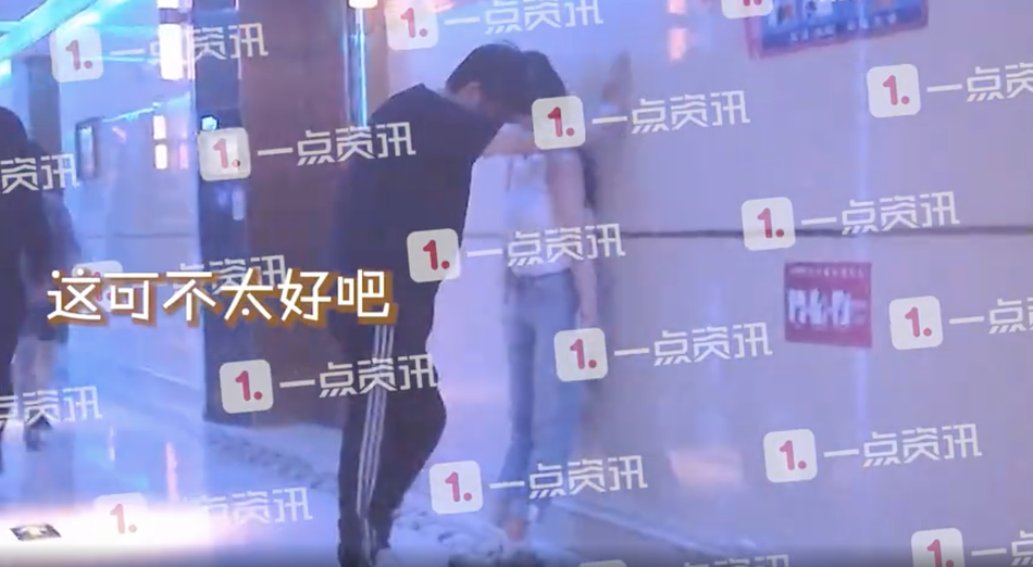 王岳伦与女性友人举止异常亲昵 在KTV里大玩“壁咚”