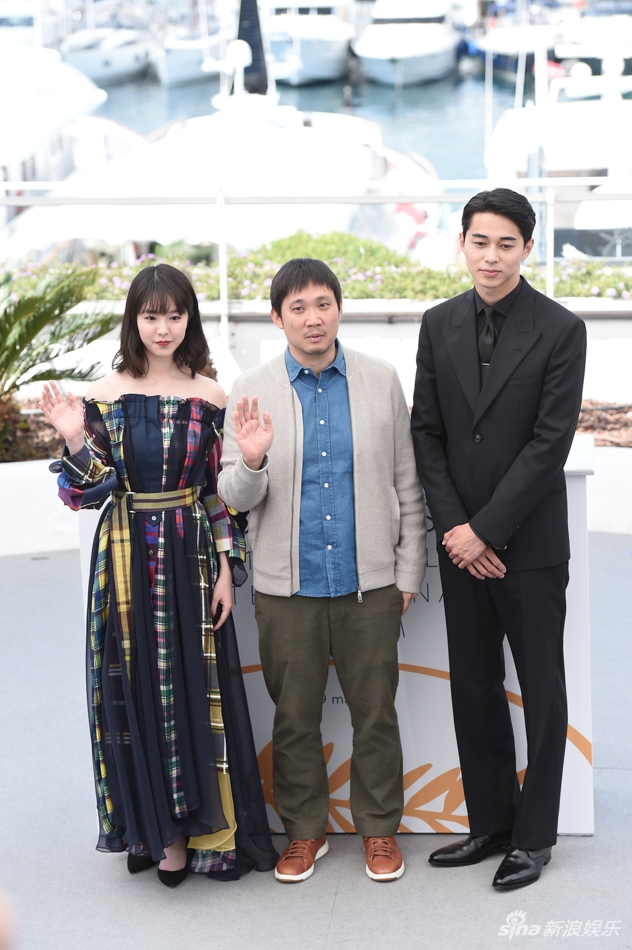 《夜以继日》剧组进行媒体拍照,导演滨口龙介,主演东出昌大与唐田英里