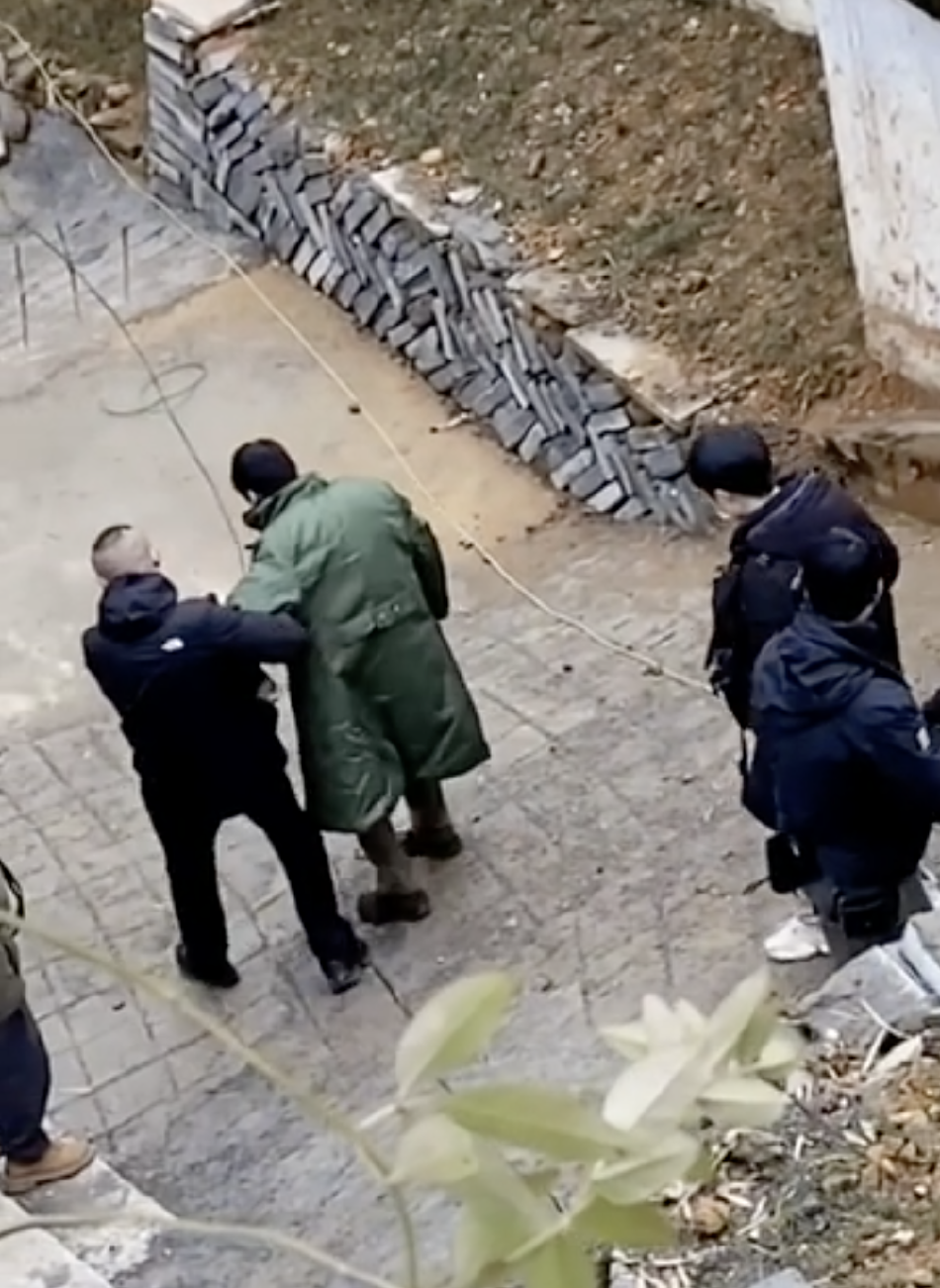 组图：李易峰裹军大衣一路滑下坡新片路透曝光引网友爆笑第4张图片