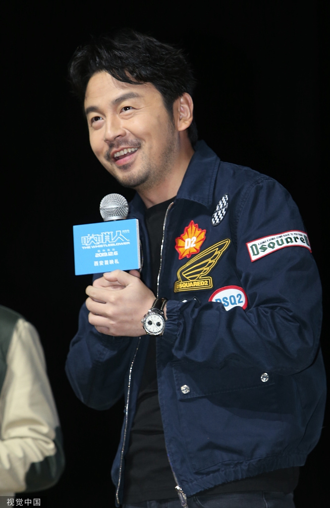 组图:雷佳音现身西安宣传新片 留络腮胡帅气有型