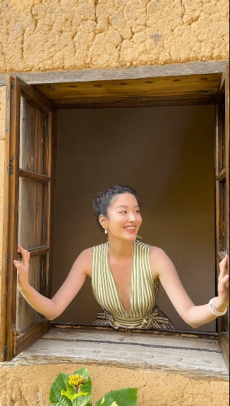 1 / 6 新浪娱乐讯 5月15日,杨采钰在微博分享一段视频,视频里的她身穿