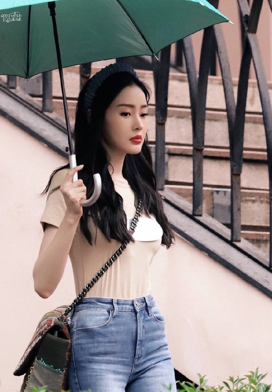 组图：张天爱《浪姐3》路透图曝光长卷发配红唇港风十足第5张图片