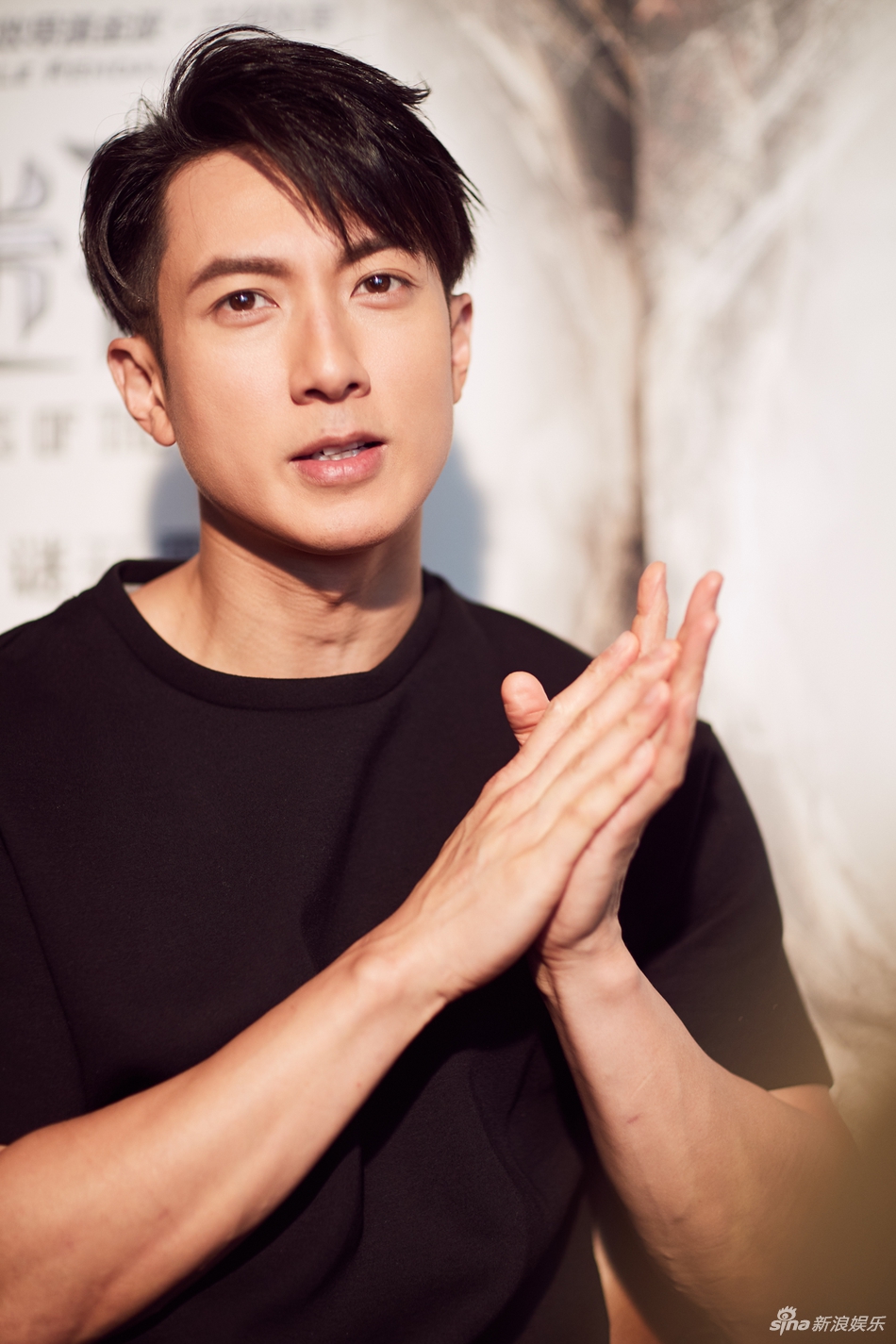 吴尊黑t白鞋随意摆拍超有型_高清图集_新浪网