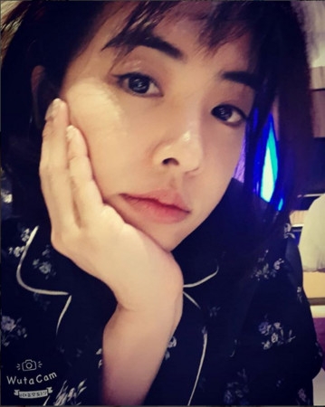 蔡依林素颜托腮晒自拍 小肉手吸睛被赞超可爱6张