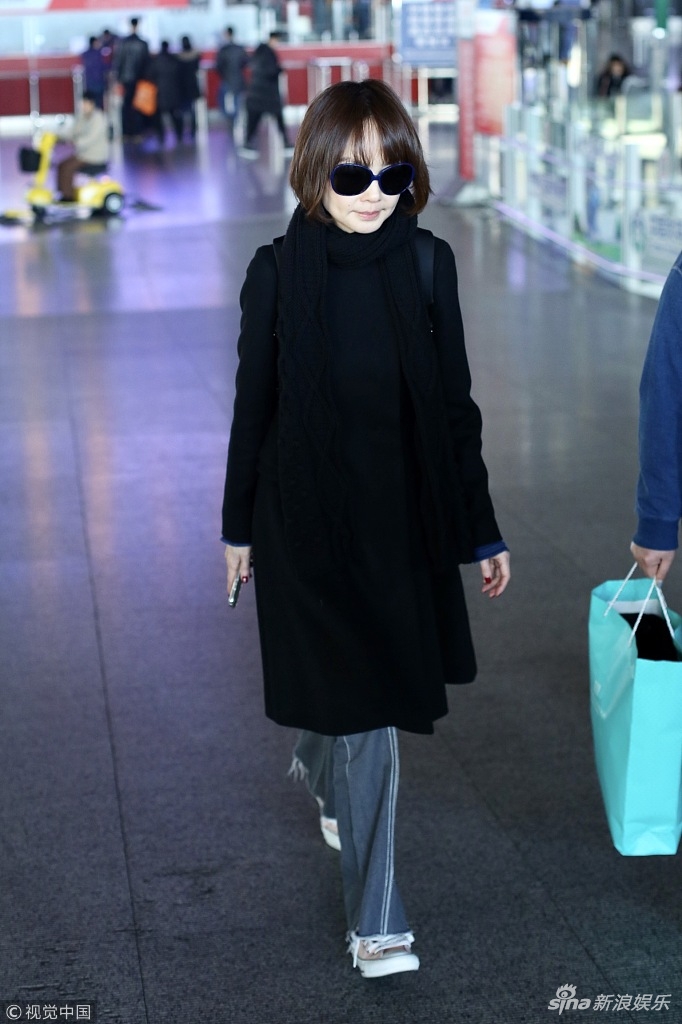 鲁豫现身机场心情靓 顶短发造型似五头身大头娃
