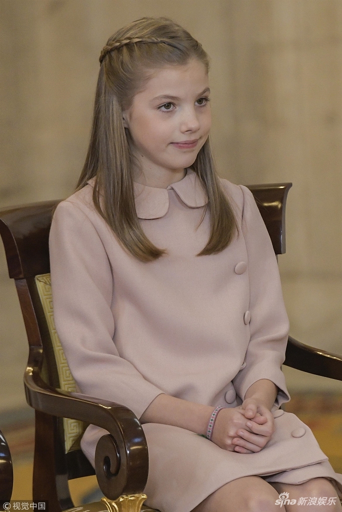 组图:西班牙小公主被授予金羊毛勋章 得体娟秀展大家风范_高清图集