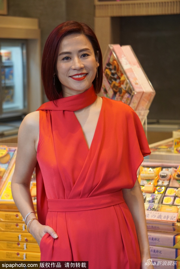 48岁港星宣萱红衣出席活动 举香槟碰杯尽显优雅