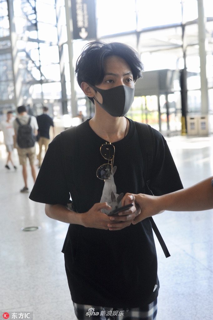 组图:赵天宇黑色t恤搭格纹休闲裤现身 口罩遮面身形显疲惫