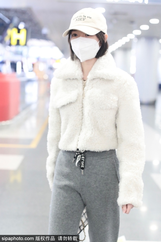 组图：毛晓彤穿白色毛绒外套搭配运动裤亮相 清新靓丽十分惹眼
