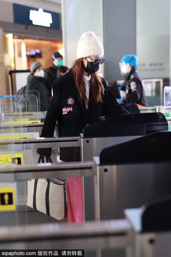 组图：靓丽惹眼！希林娜依高穿黑色外套搭配粉色长裤现身机场