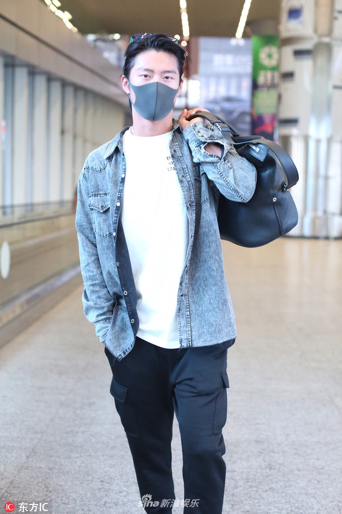 24 14:37:43 1 / 4 新浪娱乐讯 2018年7月24日,北京,窦骁现身机场.