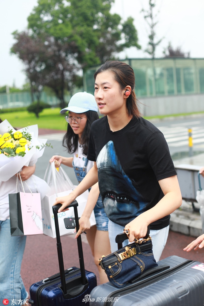 组图丁宁获大批粉丝接机人气爆棚没带助理大包小包亲力亲为