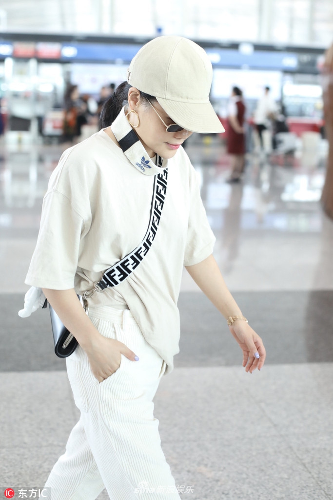 组图:袁娅维现身机场全程低头走路 单手插袋酷劲十足
